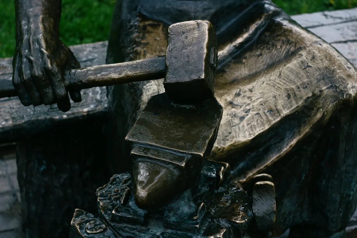 Cross-Peen, Ball-Peen or Straight-Peen? Choosing a Blacksmithing Hammer